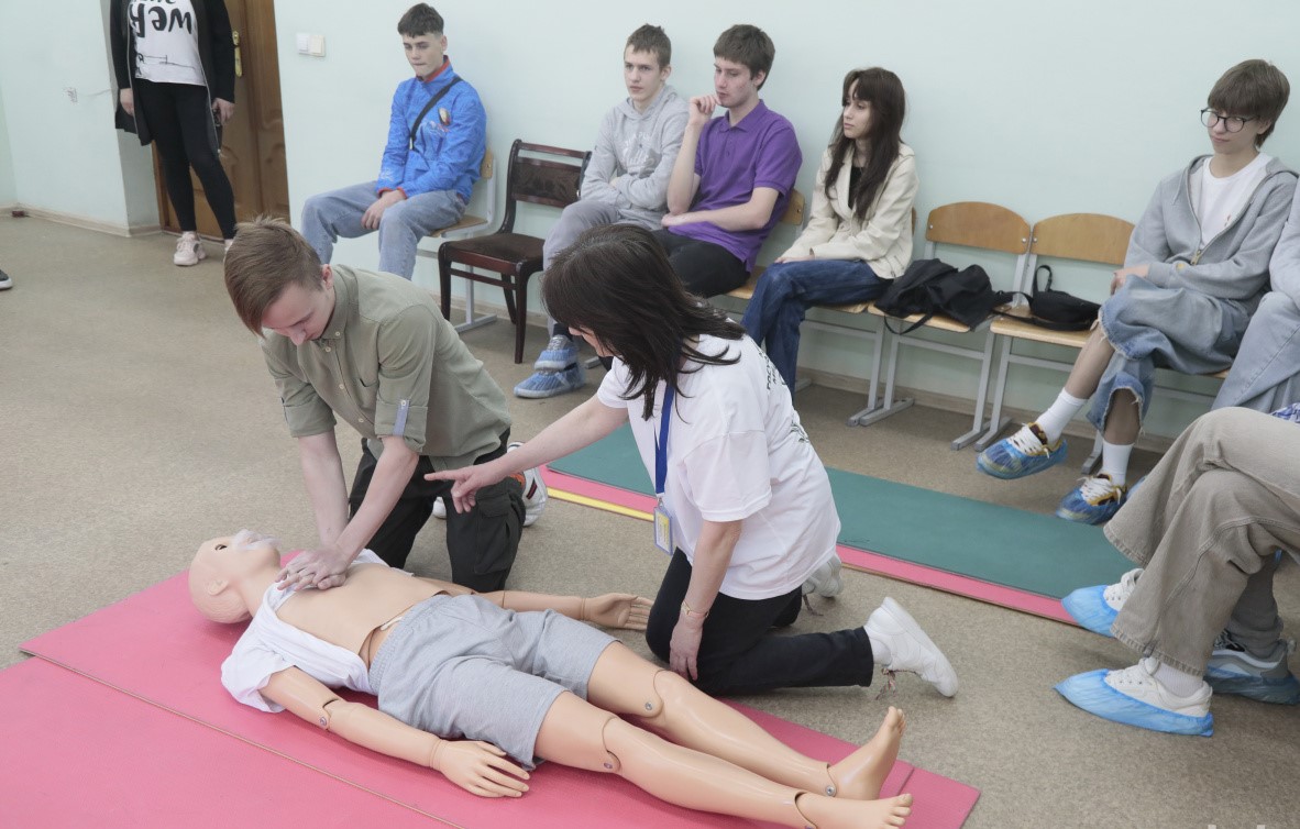 «Запусти сердце»: школьников Беларуси обучают навыкам сердечно-легочной реанимации