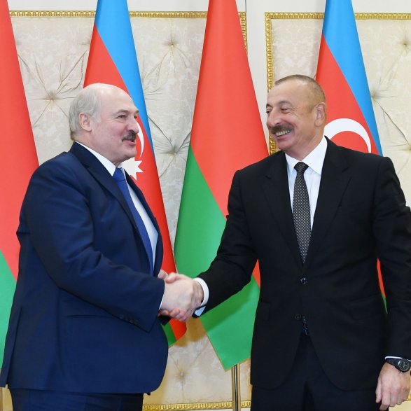 Aleksandr Lukaşenko resmi sapar bilen Azerbaýjana bardy - 